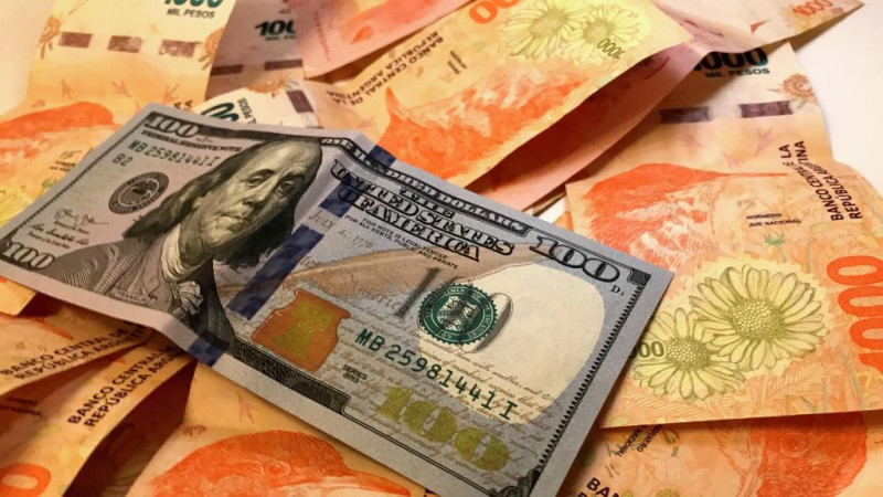 Anuncia Argentina nueva política económica: Devalúa su moneda, quita subsidios y otras medidas