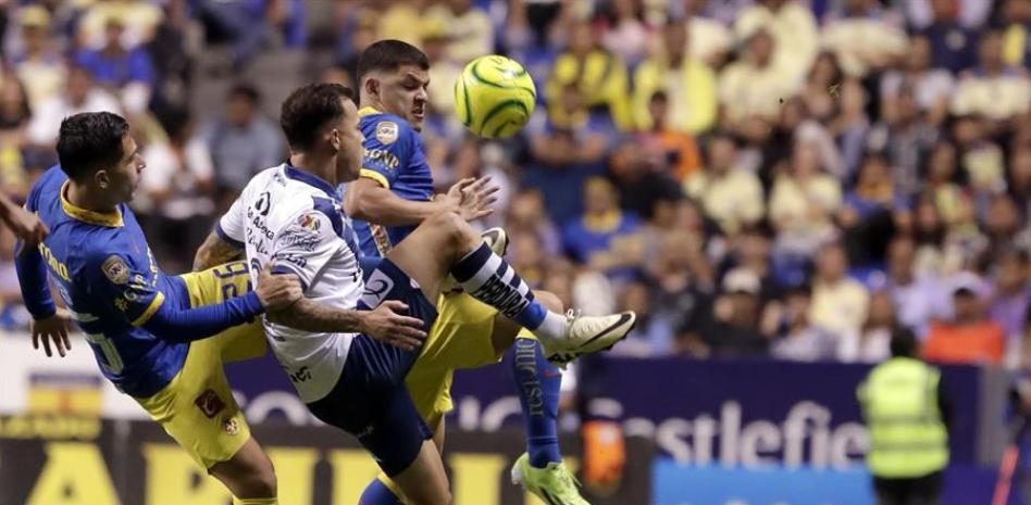 América gana con polémica al Puebla y aún no asegura el liderato