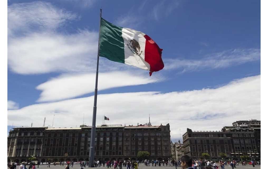 Acepta AMLO izar bandera del Zócalo, pero seguirán vallas