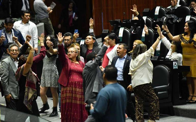 Con porras de Claudia y Xóchitl «presidenta”, diputados dividen última sesión