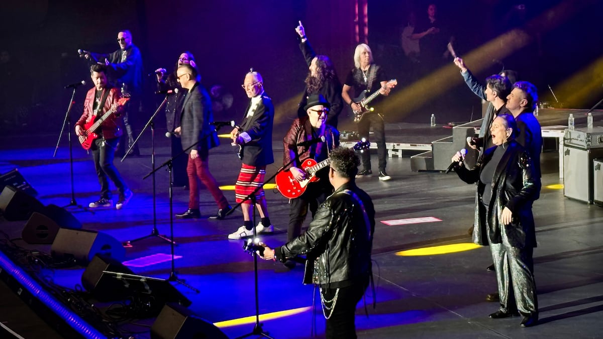 La época dorada del rock hispano se despidió con un concierto emocionante y memorable: «Rock en tu Idioma: El último adiós de una leyenda en el escenario del Auditorio Nacional»