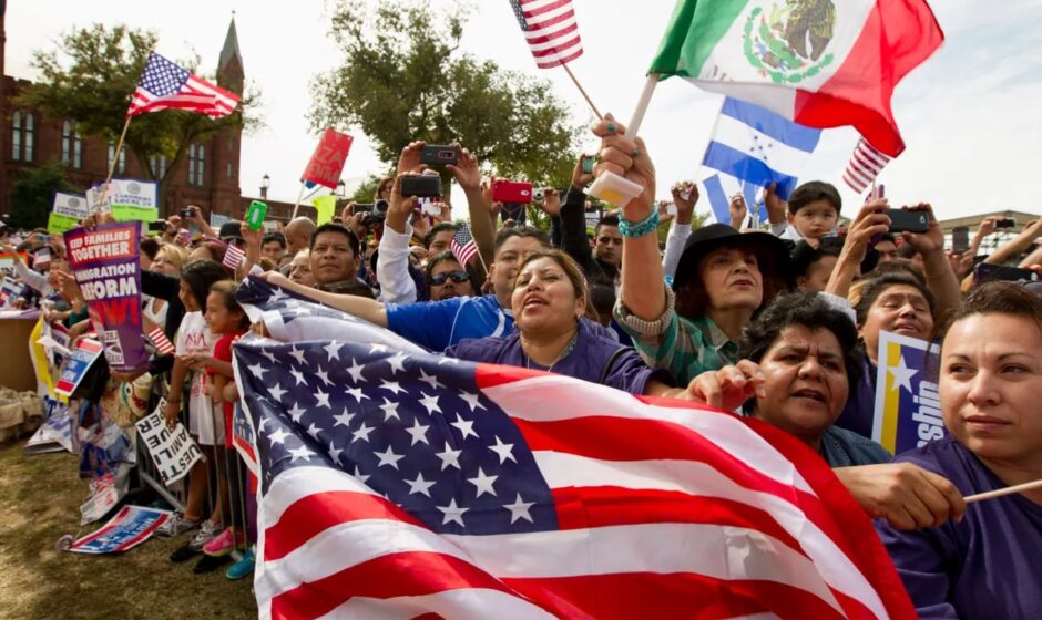 "Un auge demográfico y laboral en EU: los latinos impulsan el crecimiento económico, mientras Trump enfrenta la realidad de un país diverso y próspero"