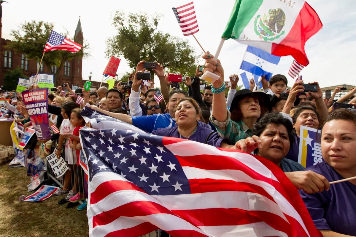 «Un auge demográfico y laboral en EU: los latinos impulsan el crecimiento económico, mientras Trump enfrenta la realidad de un país diverso y próspero»