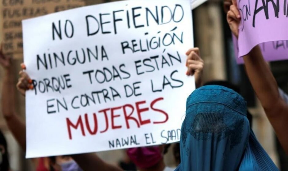"La lucha por la libertad femenina en Afganistán: mujeres valientes enfrentan el régimen talibán y piden justicia en un país olvidado"